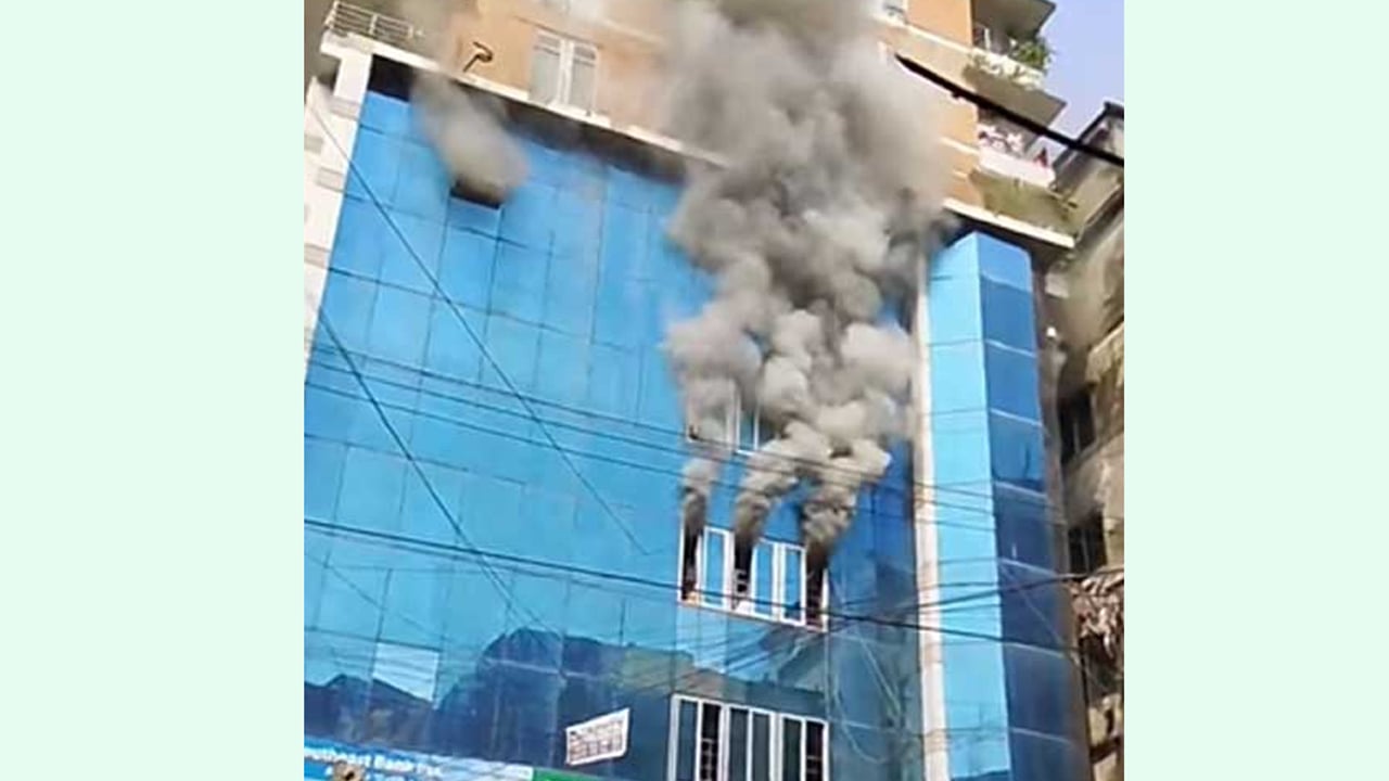 চট্টগ্রামে একটি বহুতল মার্কেটে আগুন, দুইজনের মৃত্যু