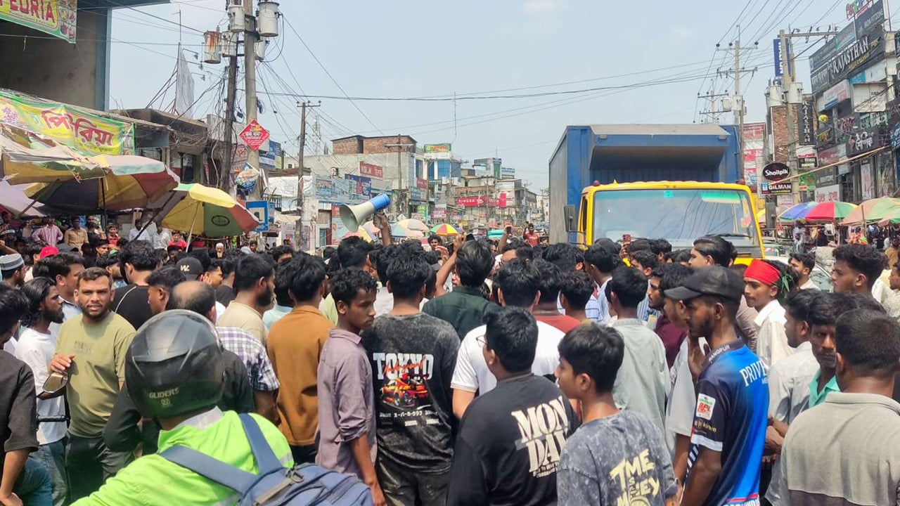 ৬ লেনের দাবিতে চট্টগ্রাম-কক্সবাজার মহাসড়ক অবরোধ