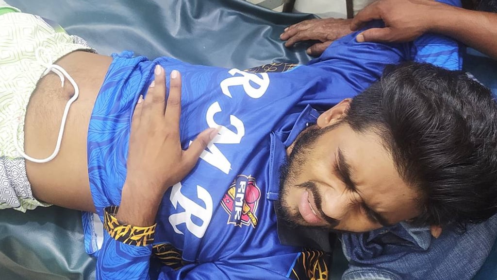 খুলনায় সন্ত্রাসীদের গুলিতে যুবক আহত