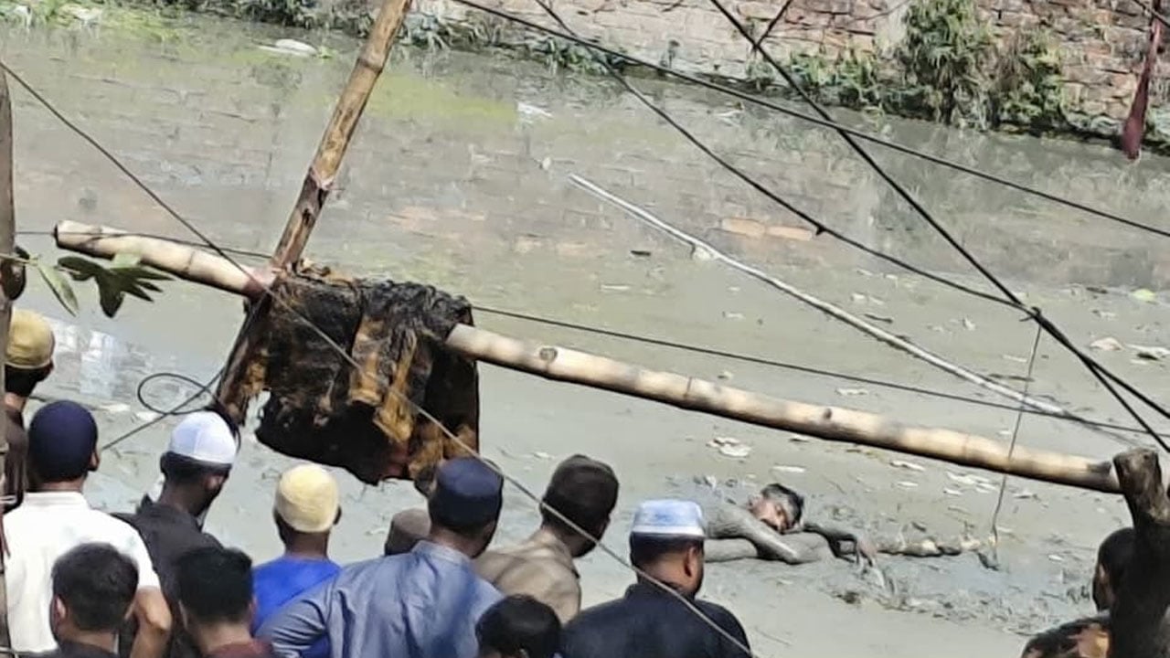 পুলিশ দেখে ডোবায় লাফ, ছয় ঘণ্টা পর রামদাসহ গ্রেপ্তার ছিনতাইকারী