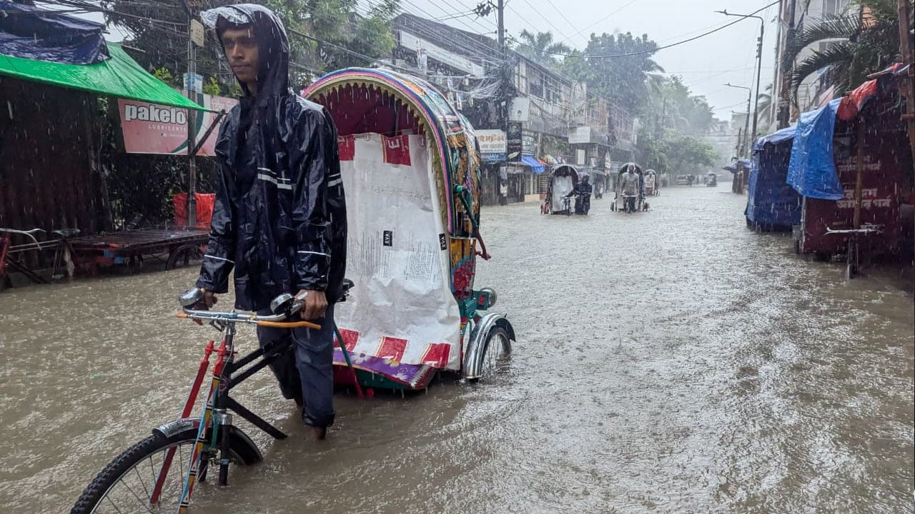 ভারি বর্ষণে বিপর্যস্ত বন্দরনগরী চট্টগ্রাম