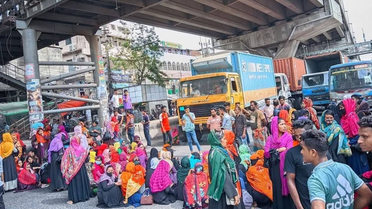 ছাঁটাইয়ের প্রতিবাদে চট্টগ্রামে শ্রমিকদের সড়ক অবরোধ
