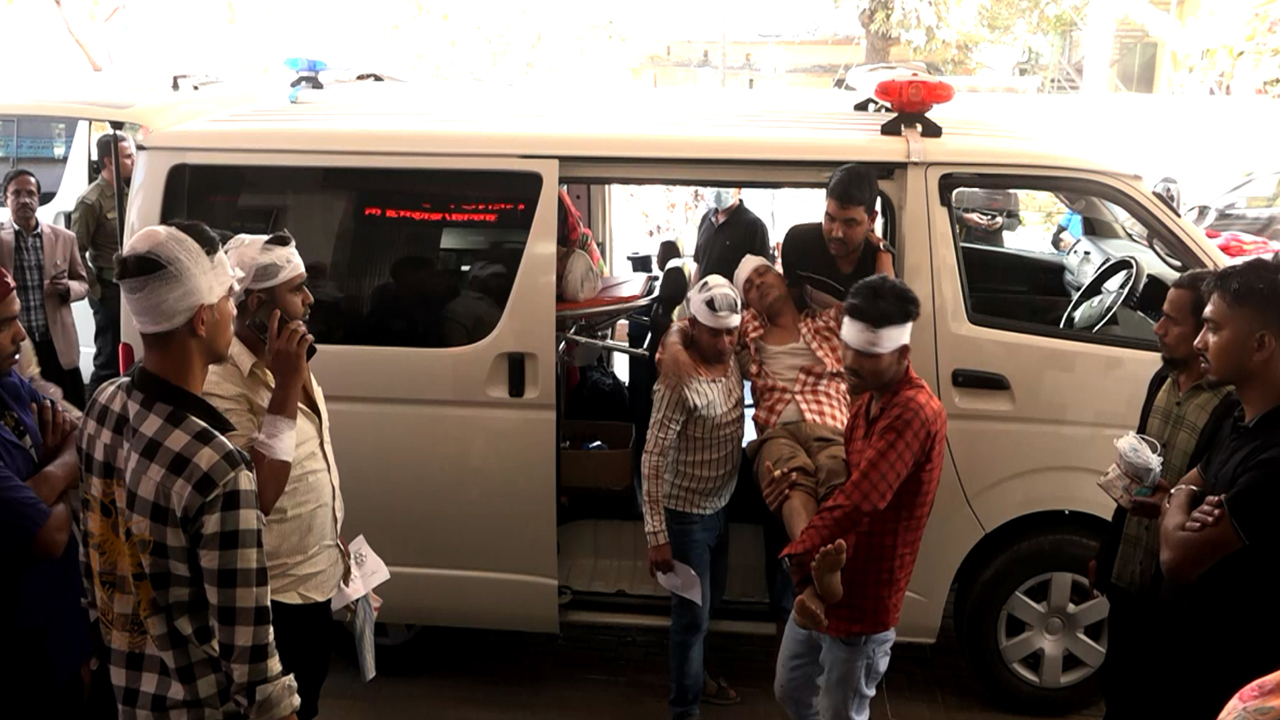 চট্টগ্রাম ইপিজেডে কারখানা শ্রমিকদের সংঘর্ষ: আহত অর্ধশত