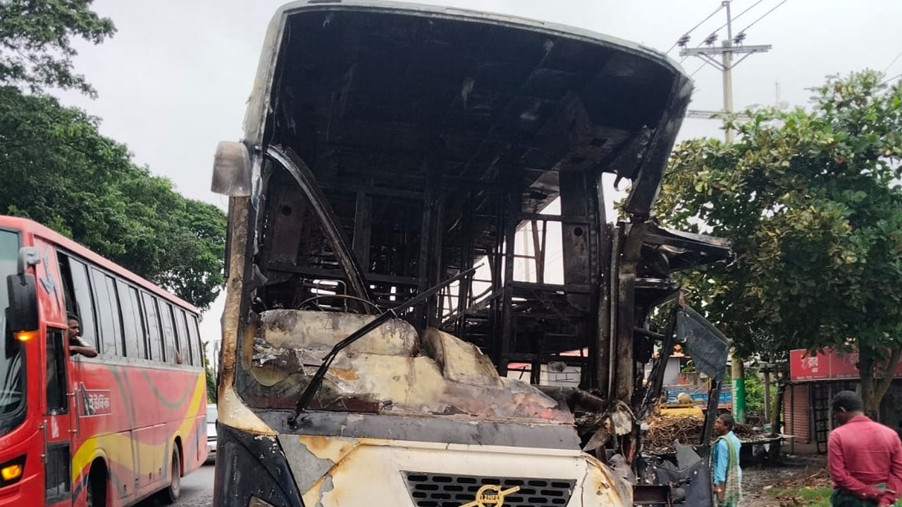 ঢাকা-চট্টগ্রাম মহাসড়কে দুই বাসের সংঘর্ষে স্লিপার কোচে আগুন