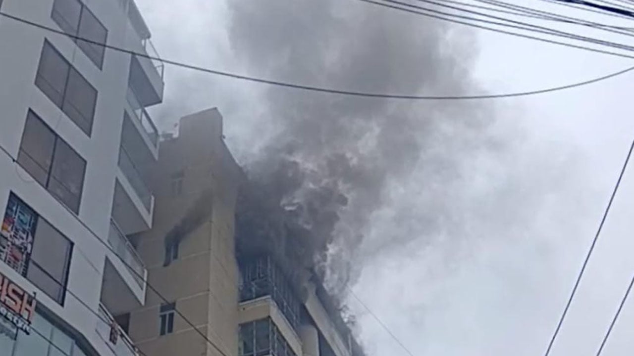 চট্টগ্রামে বহুতল ভবনে আগুন, নিয়ন্ত্রণে ফায়ার সার্ভিস