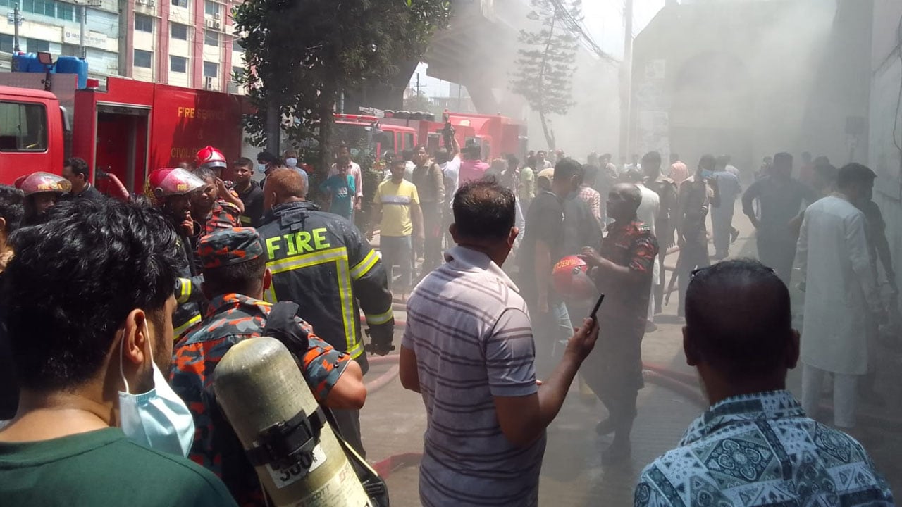 চট্টগ্রামে শপিং কমপ্লেক্সের আগুন নিয়ন্ত্রণে