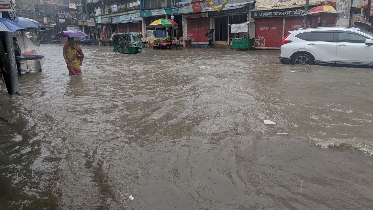 চট্টগ্রামে রাতভর বৃষ্টি: পাহাড় ধস, জলাবদ্ধতার আশঙ্কা