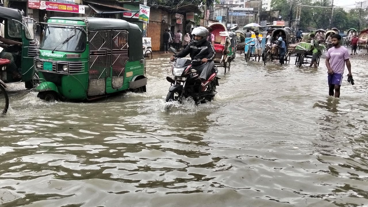 টানা বর্ষণে আবারও জলাবদ্ধতা, ডুবল বন্দরনগরী
