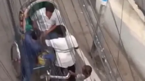 প্রকাশ্যে রিকশাযাত্রীর পথরোধ করে ছুরিকাঘাতে সর্বস্ব ছিনতাই