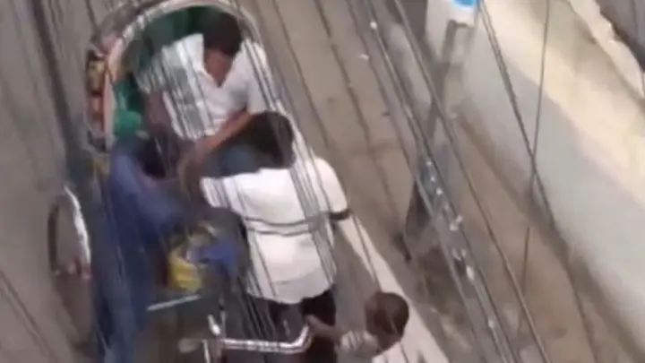 প্রকাশ্যে রিকশাযাত্রীর পথ রোধ করে ছুরিকাঘাতে সর্বস্ব ছিনতাই