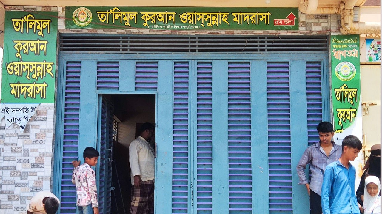 অনলাইন জুয়াই মাদরাসার ৭০ হাজার টাকা হারিয়ে শিক্ষকের মৃত্যু