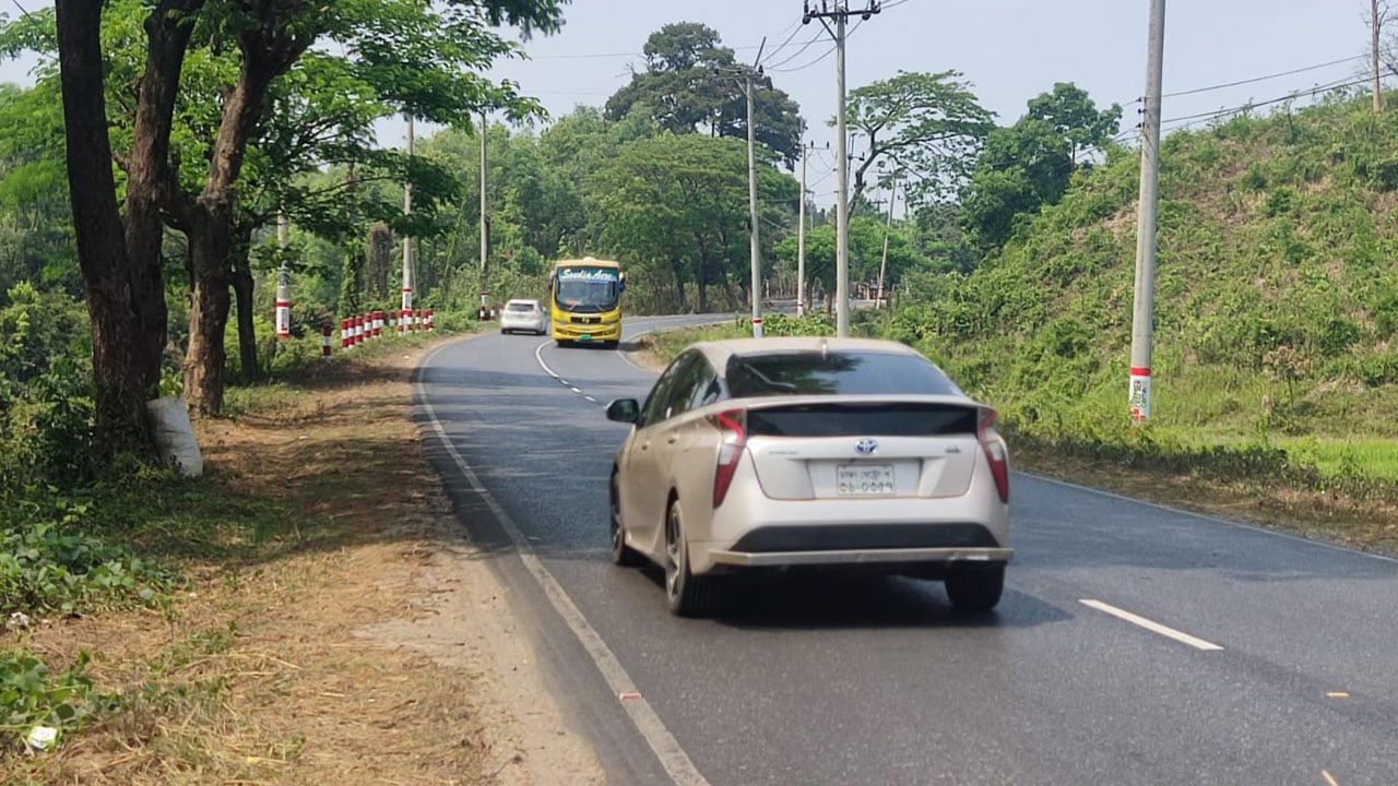 চট্টগ্রাম-কক্সবাজার মহাসড়কে প্রতিটি বাঁকই যেন মৃত্যুফাঁদ