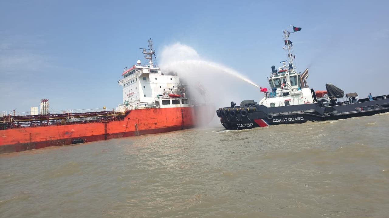 চট্টগ্রাম বন্দরের বহির্নোঙরে তেলবাহী জাহাজের আগুন নিয়ন্ত্রণে