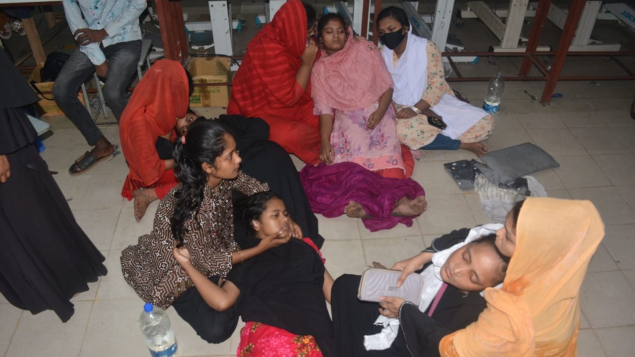 চট্টগ্রামে বকেয়া বেতনের দাবিতে পোশাক শ্রমিকদের বিক্ষোভ, অসুস্থ ১০