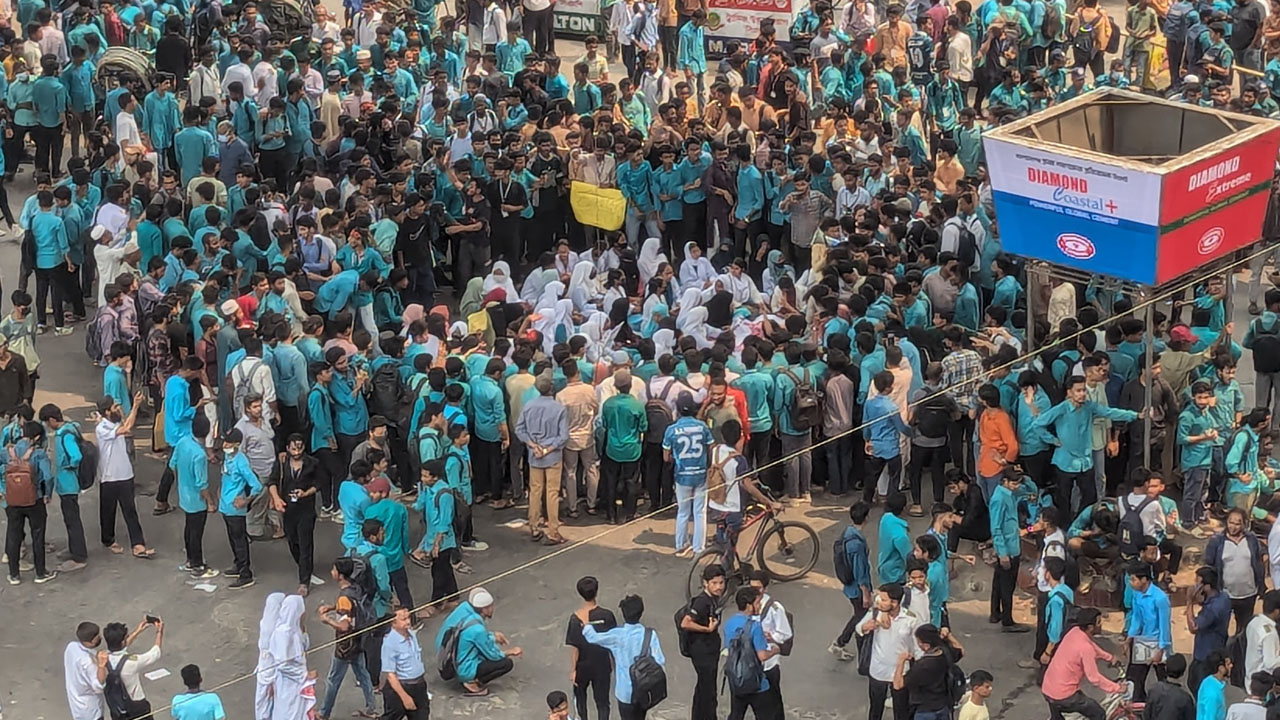 চট্টগ্রামে পলিটেকনিক শিক্ষার্থীদের সড়ক ও রেলপথ অবরোধ