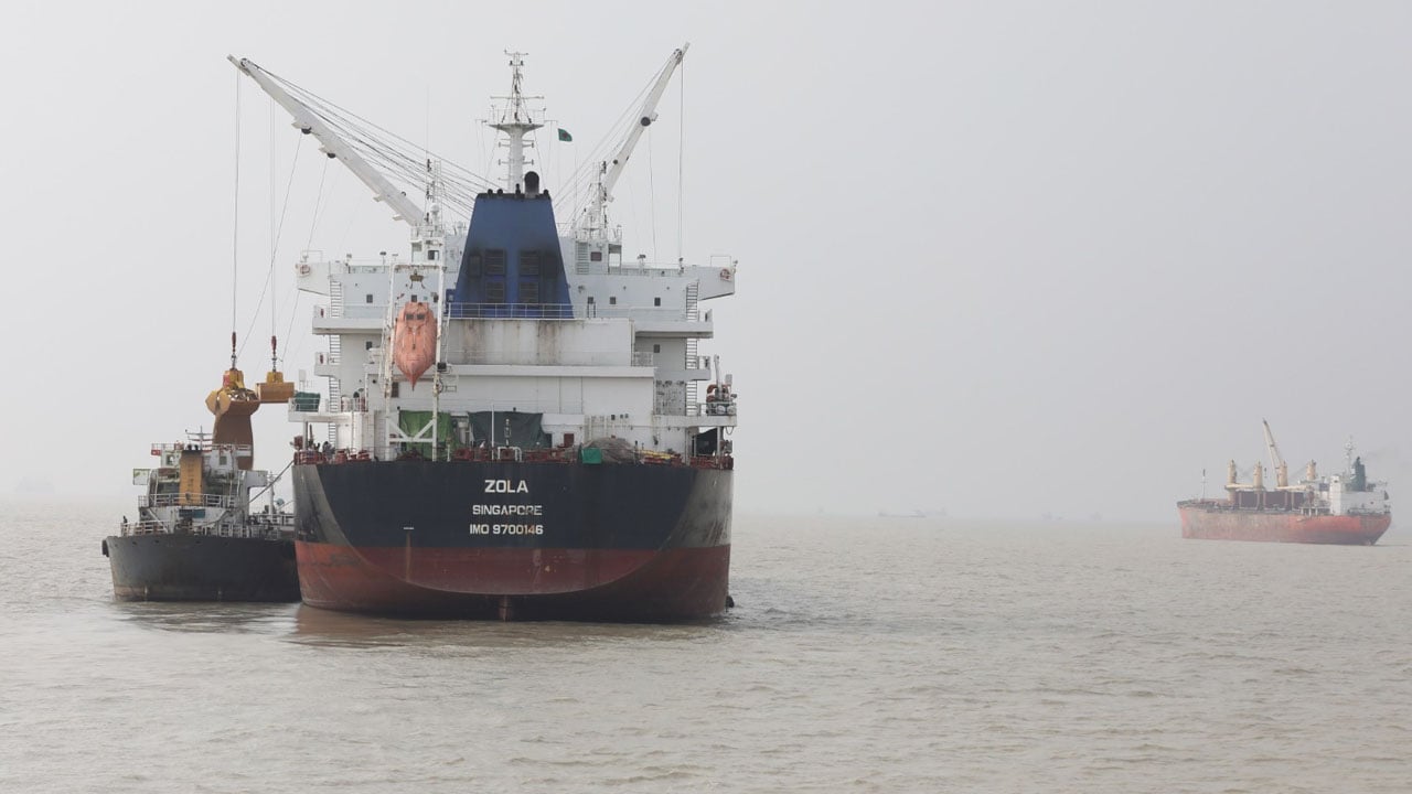 চট্টগ্রাম বন্দরে পৌঁছেছে জ্বালানিবাহী ৮টি জাহাজ