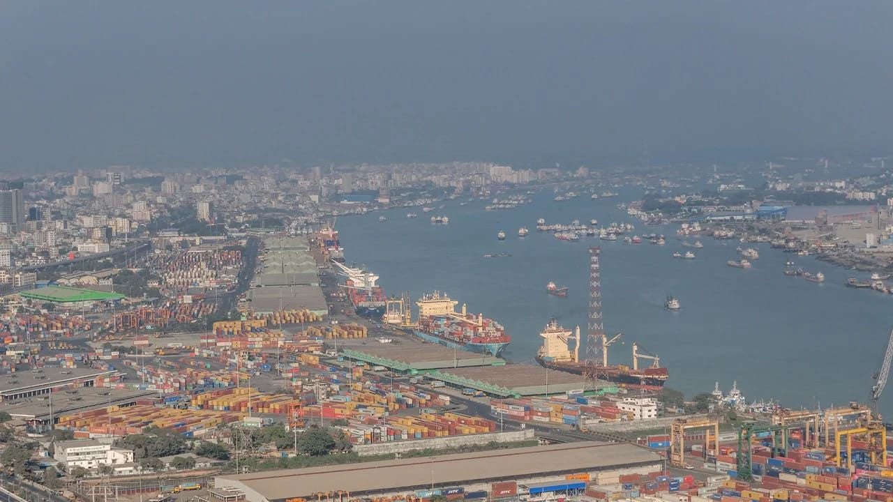 চট্টগ্রাম বন্দরে চলছে অনির্দিষ্টকালের কর্মবিরতি