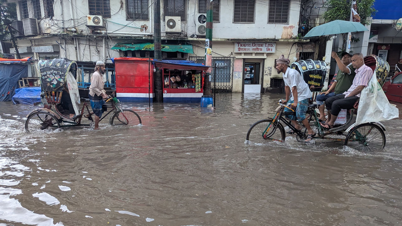 চট্টগ্রামে জোয়ারে তলিয়ে গেছে নিচু এলাকা, বাসাবাড়ি ব্যবসা প্রতিষ্ঠানে পানি