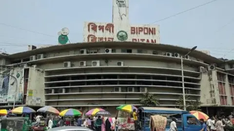 চট্টগ্রাম নিউমার্কেটের কাপড়ের গুদামে আগুন 