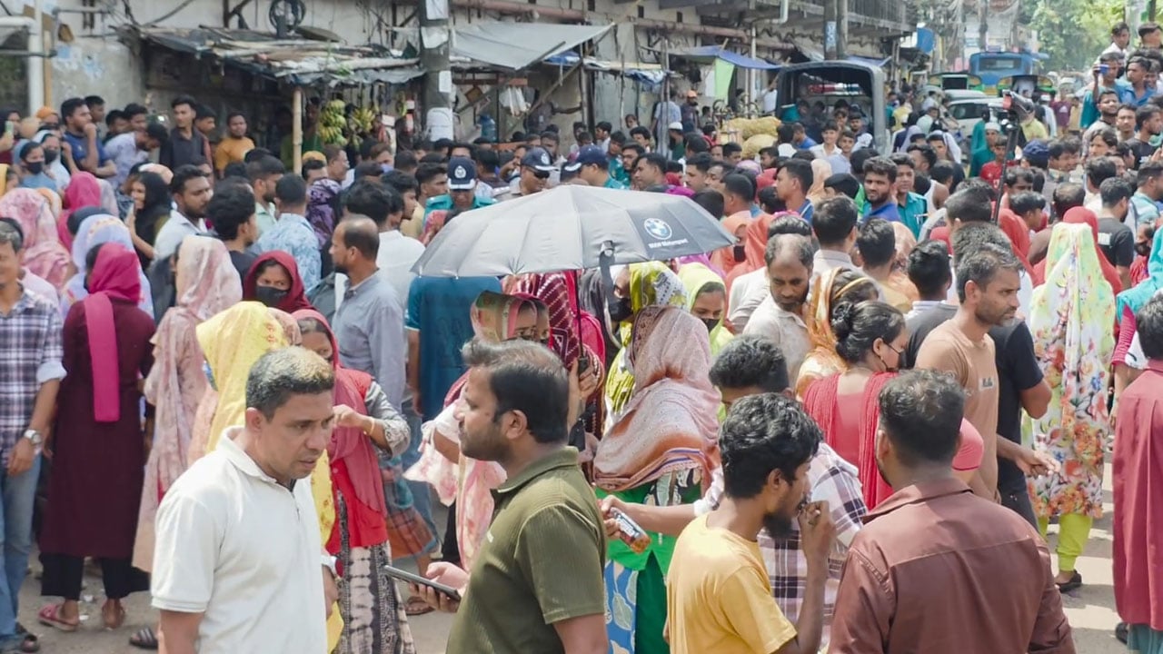 চট্টগ্রামে বকেয়া বেতন-ভাতার দাবিতে সড়ক অবরোধ