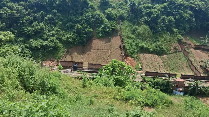 চট্টগ্রামে লেক সিটিতে পাহাড়ে অবৈধ স্থাপনা উচ্ছেদে অভিযান শুরু