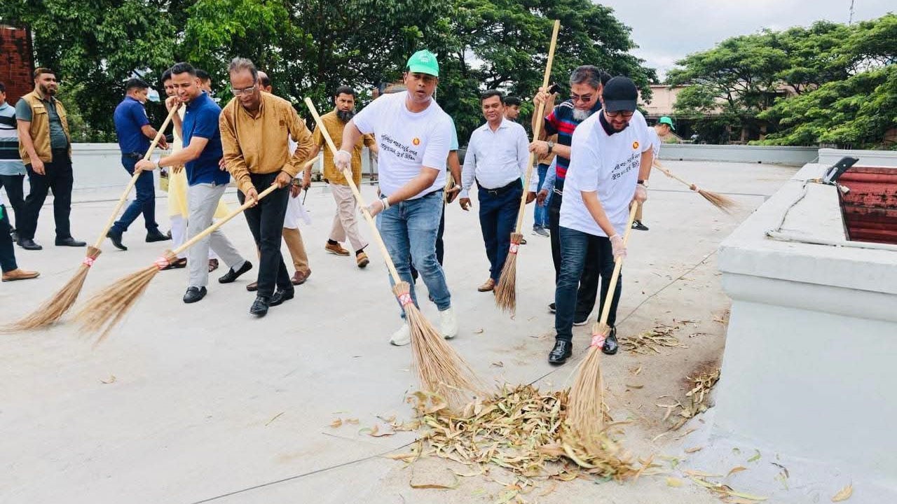 চট্টগ্রামে সরকারি অফিসে পরিচ্ছন্নতা অভিযান, ভালো উদ্যোগে মিলবে পুরস্কার