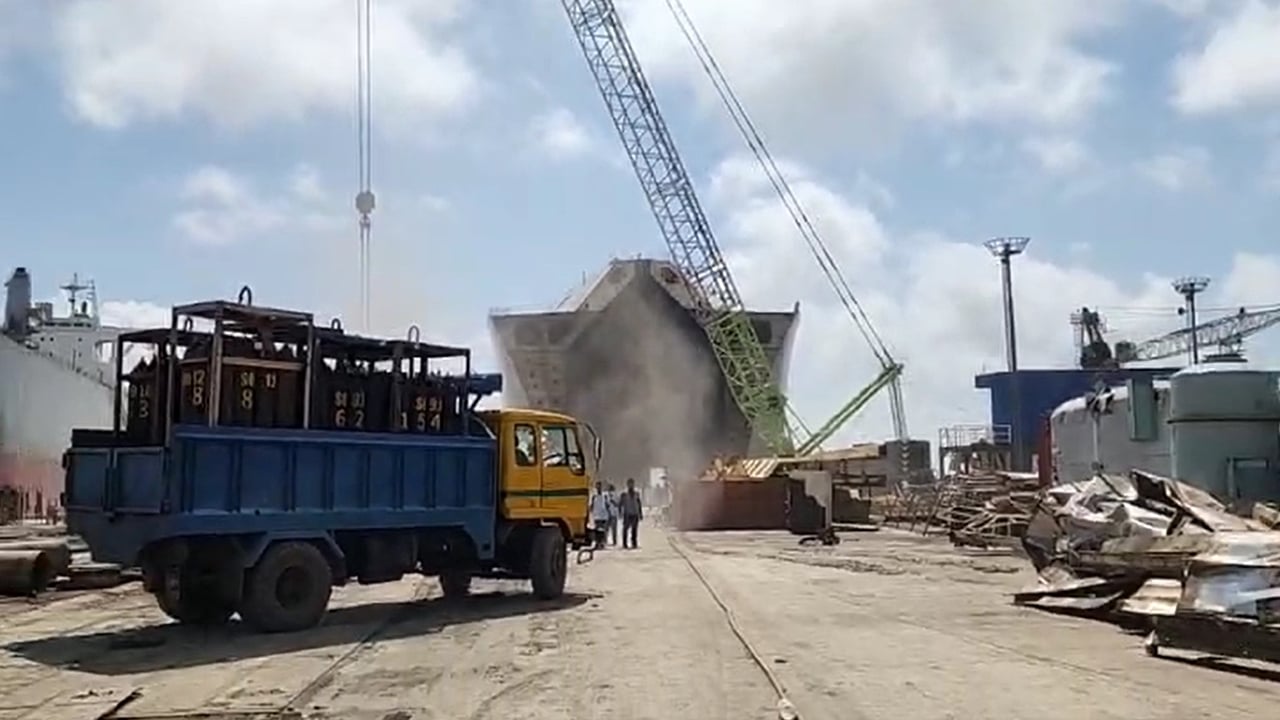 সীতাকুণ্ডে শিপইয়ার্ডে বিস্ফোরণ, নিহত ৭