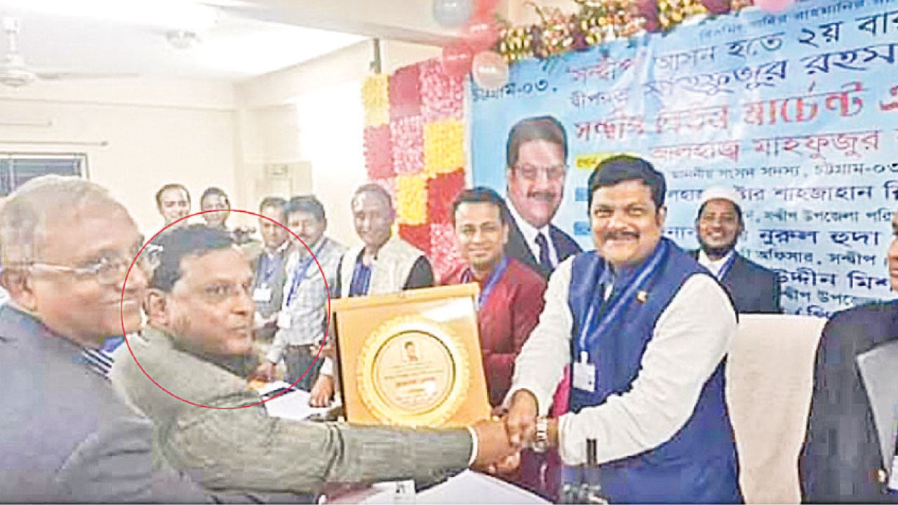 চট্টগ্রামে সরকারি অফিসে সন্ত্রাসের হোতা আ.লীগ নেতা ‘রয়েল নাসির’
