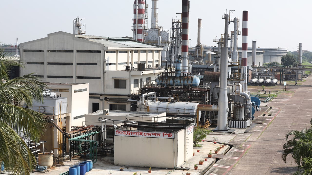 কাঁচামাল সংকটে রাষ্ট্রীয় একমাত্র তেল পরিশোধনাগারের প্রধান দুটি প্লান্ট বন্ধ