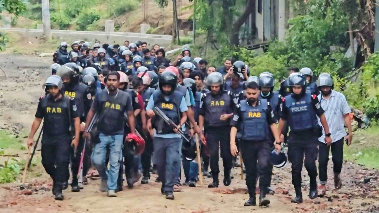 পাহাড় কাঁপল, ক্যাম্প কাঁপল,  নড়ল না শুধু গোয়েন্দারা