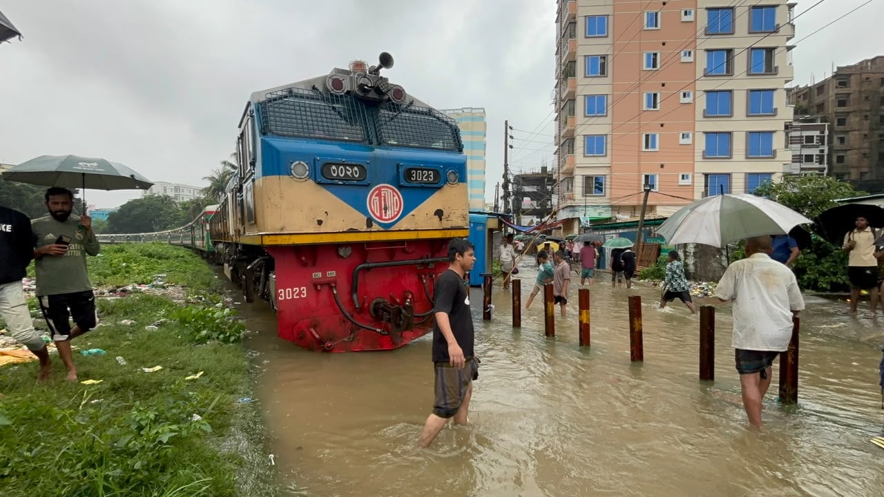 বৃষ্টির পানিতে ডুবছে রেললাইন, এক ঘণ্টা আটকে ছিল পর্যটক এক্সপ্রেস
