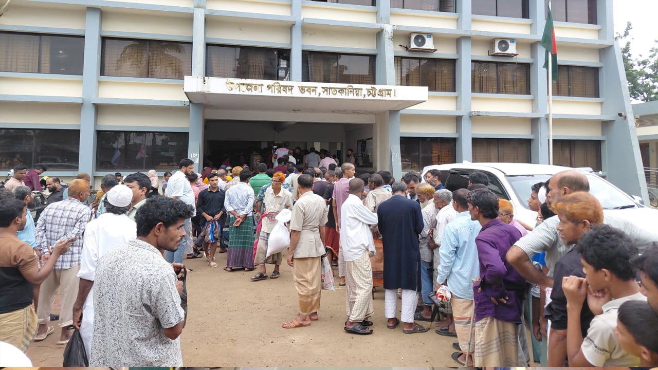সাতকানিয়ায় ত্রাণের জন্য প্রতিমন্ত্রীর গাড়ি আটকে ক্ষোভ