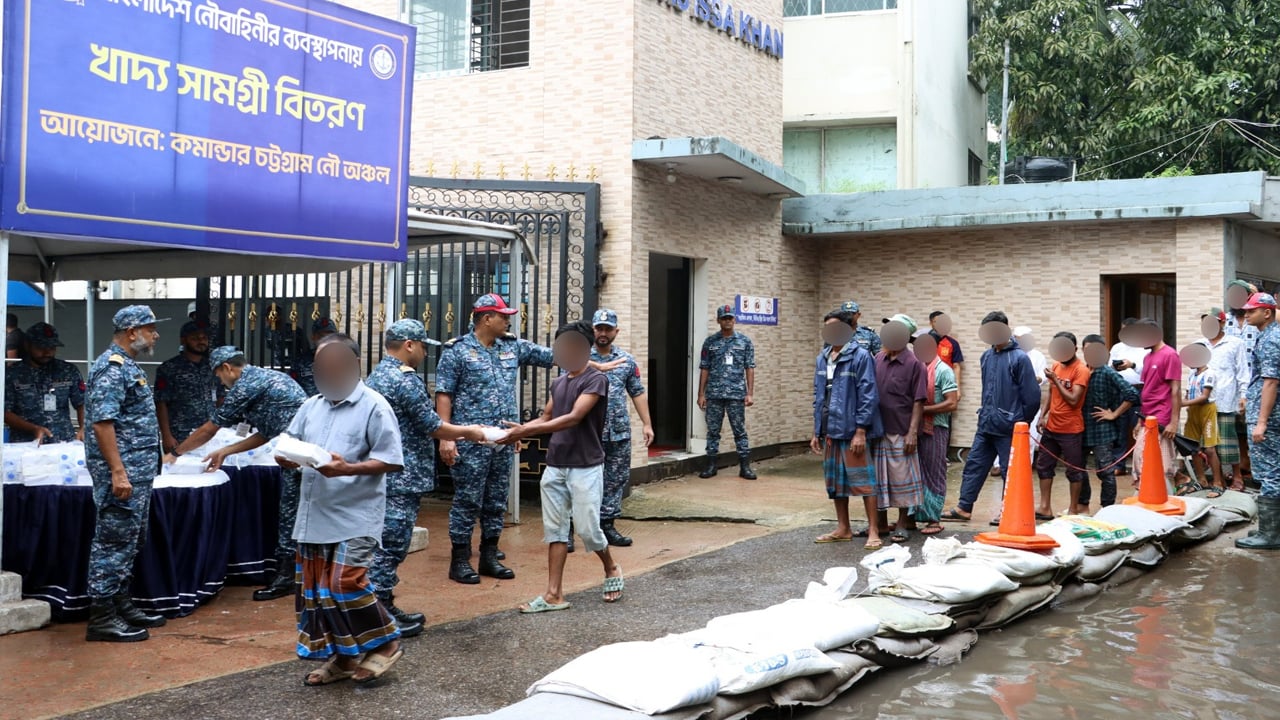 বন্যাদুর্গত মানুষের পাশে বাংলাদেশ নৌবাহিনী