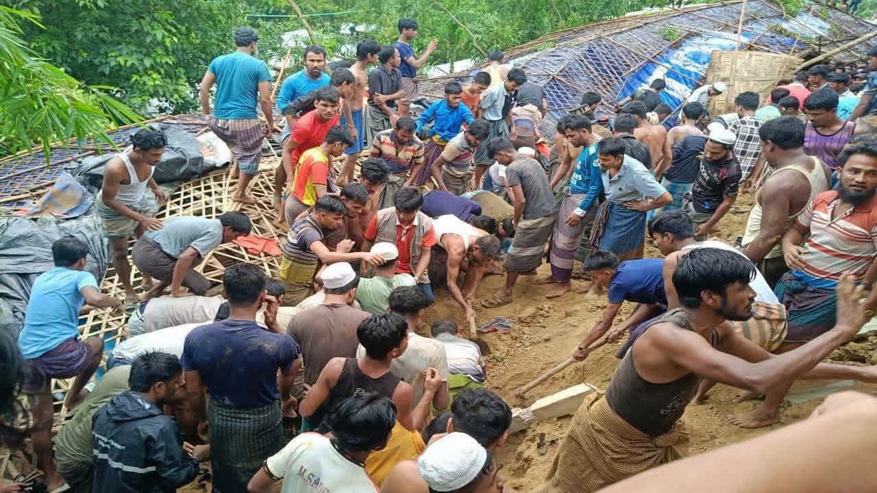 পাহাড় ধসে মাটির নিচে মাদরাসা, নিহত ৫