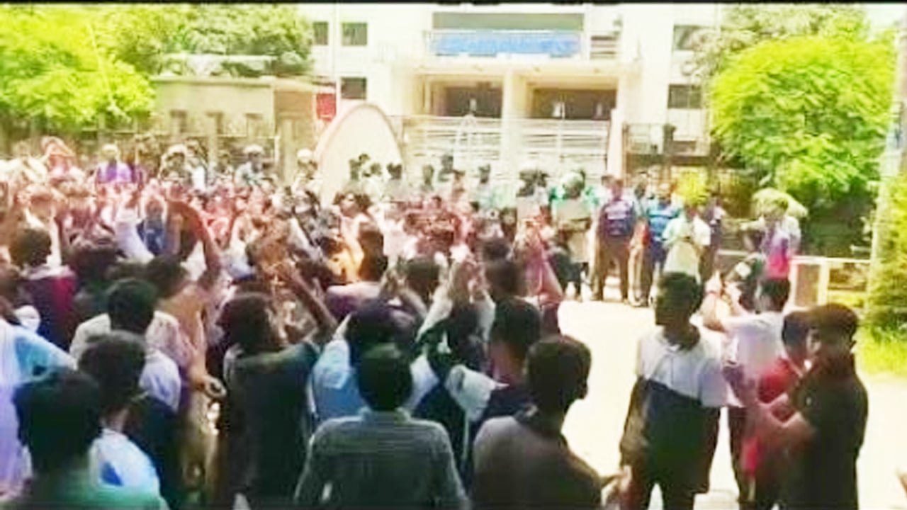 শিক্ষামন্ত্রীর পদত্যাগের দাবিতে চট্টগ্রাম শিক্ষা বোর্ড ঘেরাও