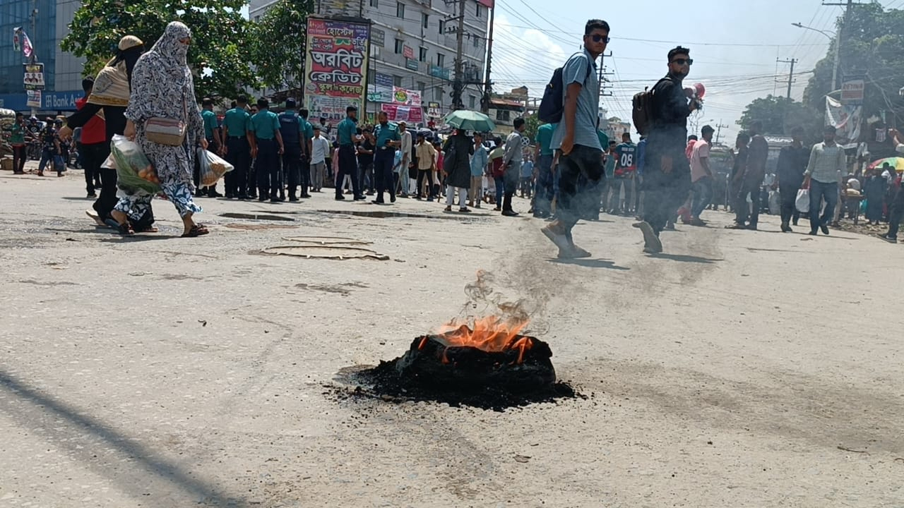 চট্টগ্রামে অবরোধ, পাল্টাপাল্টি ধাওয়া, গাড়ি ভাঙচুর