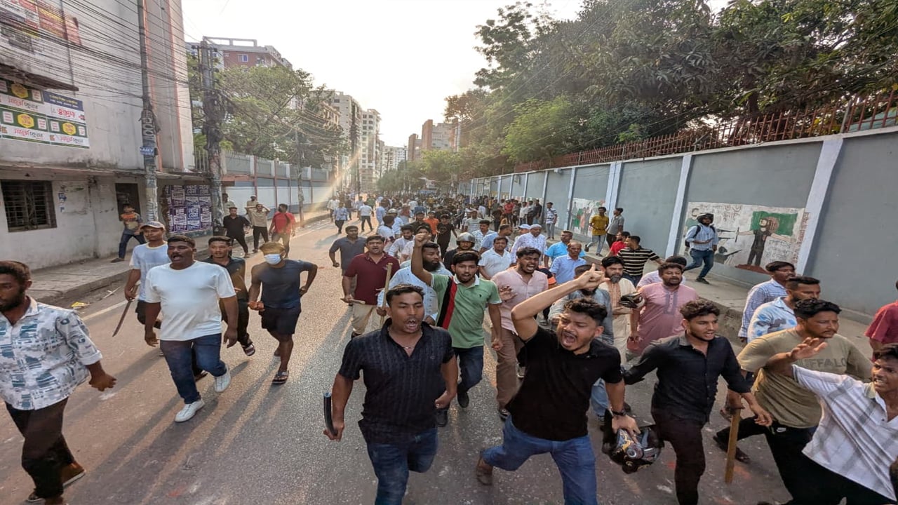 চট্টগ্রামে ছাত্রদল–শিবির দফায় দফায় সংঘর্ষ, শিবির কর্মীর পায়ের গোড়ালি বিচ্ছিন্ন