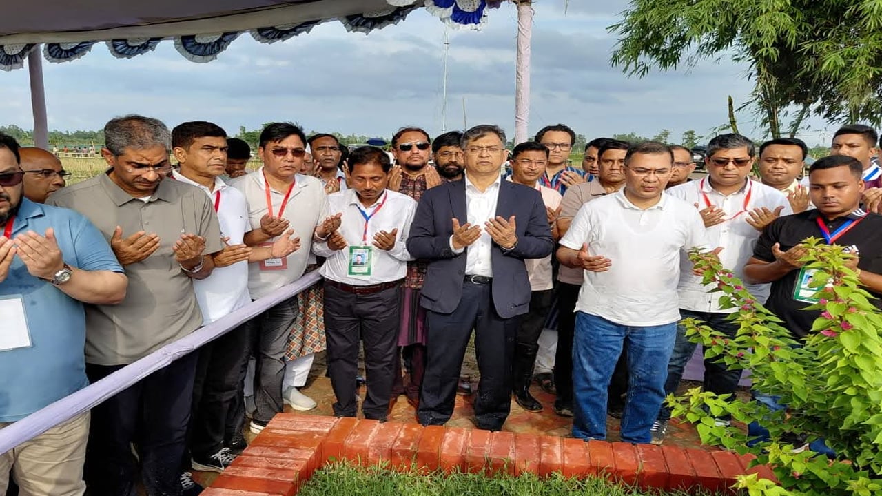 শহীদ ওয়াসিমের কবর জিয়ারত করলেন প্রধানমন্ত্রী