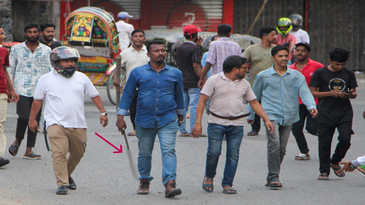 অস্ত্র হাতে হামলার ছবি ভাইরাল, কলেজ প্রশাসন বলল শনাক্ত করা যায়নি