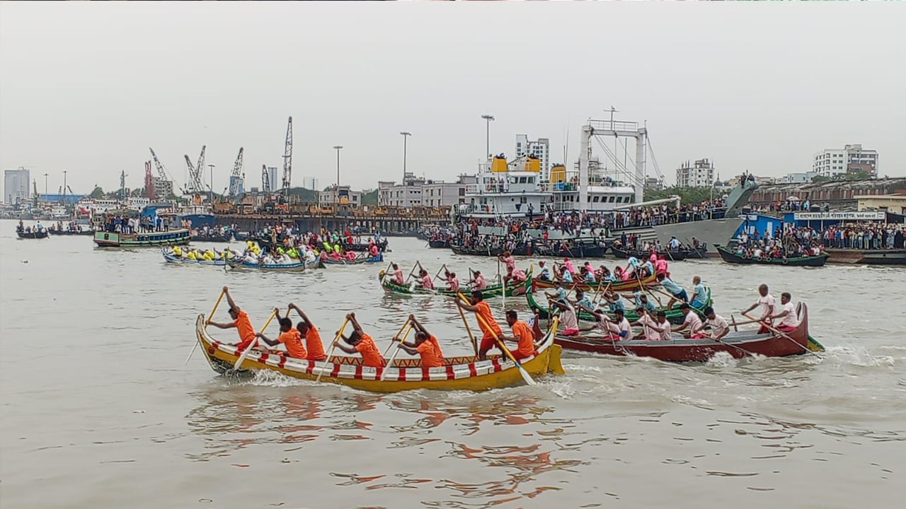 কর্ণফুলীতে সাম্পান বাইচ প্রতিযোগিতা