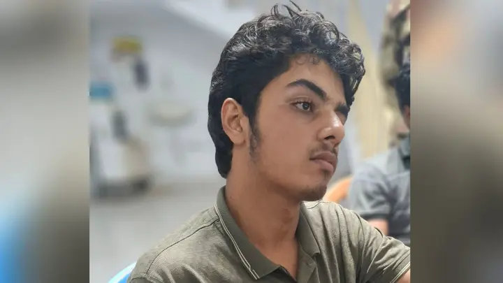 নিষিদ্ধ ছাত্রলীগের হোয়াটসঅ্যাপ গ্রুপে চবি শিক্ষার্থী, পুলিশে দিল শিবির