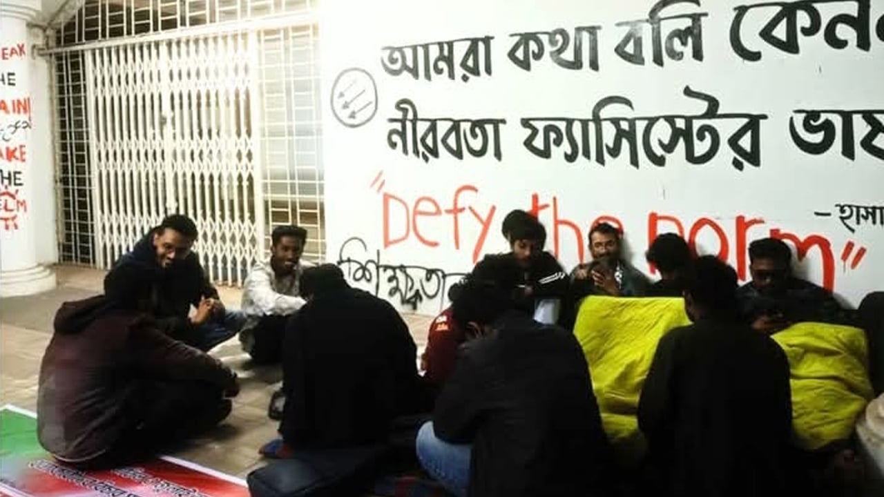 চবিতে ১৪ ঘণ্টা পর অনশন স্থগিত শিক্ষার্থীদের