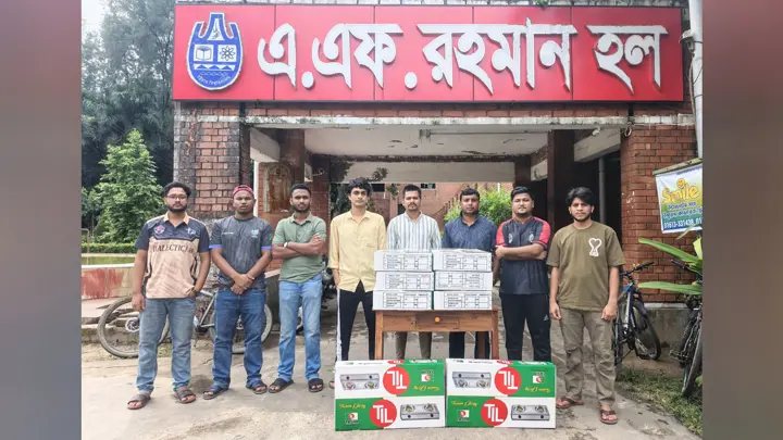 চট্টগ্রাম বিশ্ববিদ্যালয়ের ৮ হলে রান্নার চুলা দিলেন ছাত্রদল নেতা 