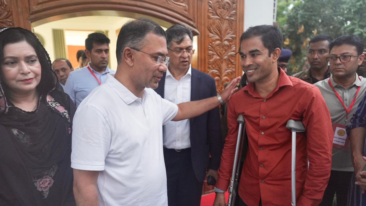 চবি ছাত্রদল সম্পাদককে কাছে ডেকে নিলেন প্রধানমন্ত্রী
