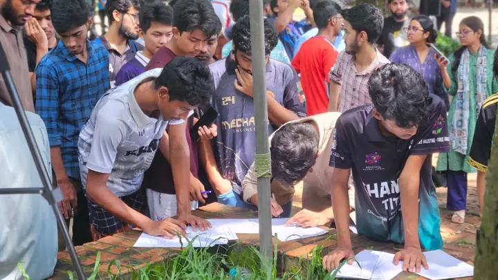 চুয়েটে শাটডাউন অব্যাহত, প্রধান ফটকে তালা ও চলছে গণস্বাক্ষর