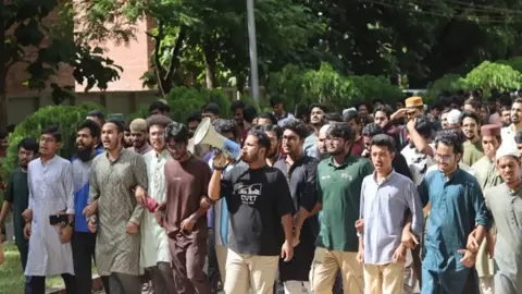 নতুন ভিসি ঠেকাতে পাহারায় চুয়েট শিক্ষার্থীরা, দেয়ালজুড়ে গ্রাফিতি