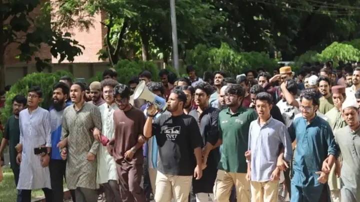 নতুন ভিসি ঠেকাতে পাহারায় চুয়েট শিক্ষার্থীরা, দেয়ালজুড়ে গ্রাফিতি