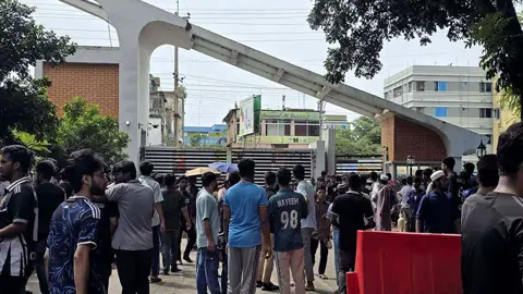 ভিসিকে বহালের দাবিতে চুয়েটে শাটডাউন, অবস্থান কর্মসূচিতে শিক্ষকরা