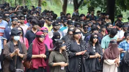 চোখে কালো কাপড় বেঁধে চুয়েটে শিক্ষার্থীদের মিছিল