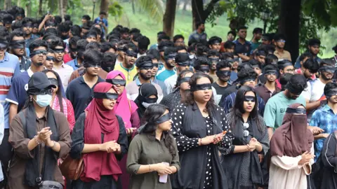 চোখে কালো কাপড় বেঁধে চুয়েটে শিক্ষার্থীদের মিছিল